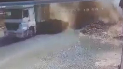 TIR'dan uçan samanlar motosikletli genci öldürdü