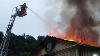 Tarihi bina alev alev