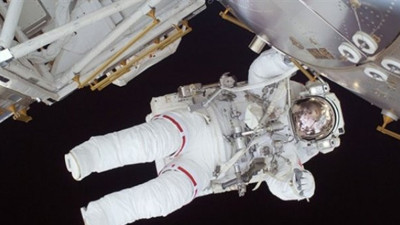 Batarya değişimi için uzay yürüyüşü başladı