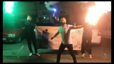 Korona tedavisi gören sevgiliye doğum günü sürprizi