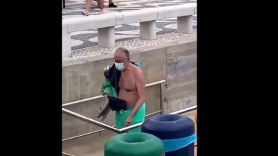 Cumhurbaşkanı halk plajında denize girdi... Genç kızın gözleri şortlu cumhurbaşkanını görünce fal taşı gibi açıldı