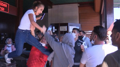 Eminönü İskelesi'nde kadınlar tekme tokat birbirine girdi