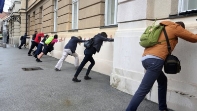 Bu adamlar ne yapıyor