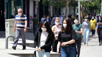 100 bilim insanı önce aşıyı bulma uğruna, gençlere korona bulaştırmayı önerdi