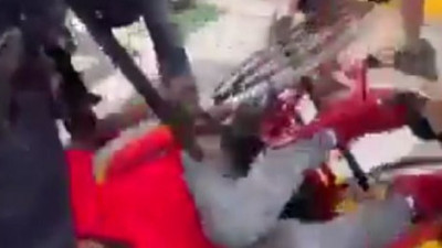 Engelli protestocuya polis şiddeti… Tekerlekli sandalyesini kenara attılar… Bırakmamak için direndi