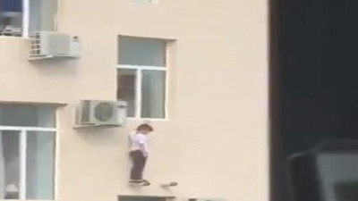 Apartmanın dışında mahsur kalan çocuğu böyle kurtardılar