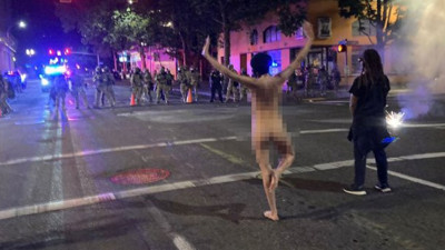 Asker ve polisin karşısına çırıl çıplak çıktı: Gösterilere damga vurdu