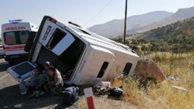 Batman'da yolcu minibüsü devrildi: 12 yaralı