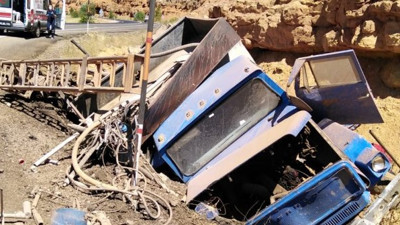Freni boşalan kamyon şarampole yuvarlandı: 1 ölü, 1 yaralı