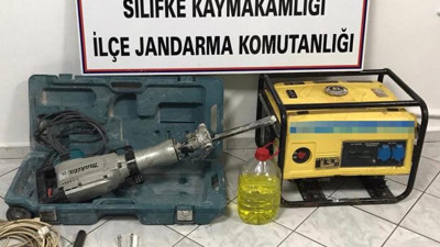 Mersin'de kaçak kazıya 4 gözaltı