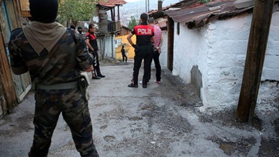 Kurtlar Vadisini aratmadı! Polis uyuşturucu satıcısını direkten aldı