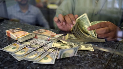 Petrol fiyatlarındaki düşüş harekete geçirdi: Araplar, dolar arayışında