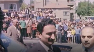 Bülent Ecevit'in camideki tarihi görüntüleri! Kendisini alkışlayanları böyle durdurmuştu