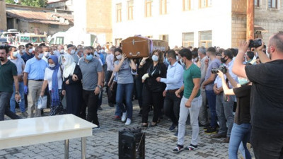 Pınar'ın tabutunu kadınlar taşıdı