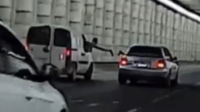 İzmir'de akıl almaz görüntüler! Magandalar trafikte bira tokuşturdu