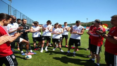 Beşiktaş'ta Burak Yılmaz, takım arkadaşlarıyla vedalaştı