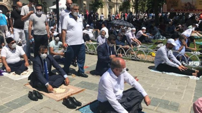 Muharrem İnce cuma namazını Sultanahmet'te kıldı