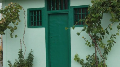 Herkes dilek dileyip dua ediyordu: 100 yıllık türbeyi bir açtılar ki...