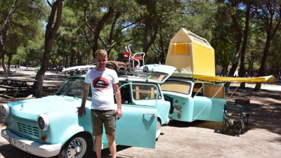 Klasik otomobilinden çekme karavan yaptı