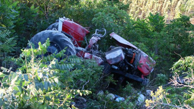 Traktör şarampole yuvarlandı: 1 ölü, 1 yaralı
