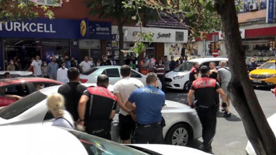 Polis güçlükle ayırdı! Avcılar'da yumruk ve tekmeler havada uçuştu