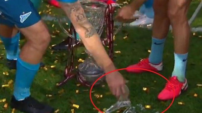 Dünyanın en sakar şampiyonu! Sevinirken kupayı kırdılar