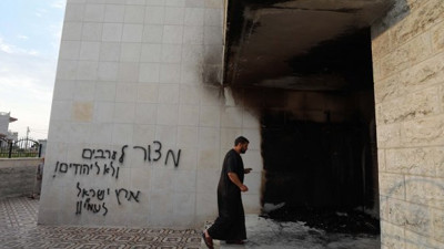 Ateşe verip, ırkçı slogan yazdılar! Yahudi yerleşimciler camiye saldırdı