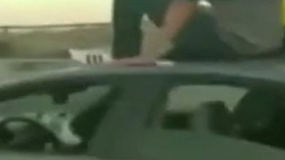 Trafik magandası otomobilin üstüne oturdu ayağıyla araba kullandı