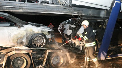 Lüks otomobilleri taşıyan TIR yandı