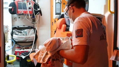 Böyle annelik olmaz olsun! 3 günlük bebek kamyon kasasına terk edildi