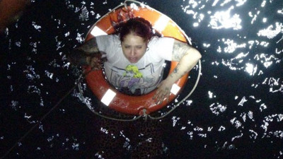 Köprüden atlayan kadın pişman oldu! Kurtarın beni dedi can simidine yapıştı