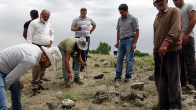 Mahalleli evlerini terk etti! 1 metre sıçrayıp et yiyen akrep ortaya çıktı