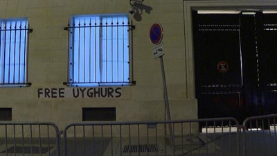 Doğu Türkistan'ın çığlığı Fransa sokaklarında: Kadınlar her yere afiş yapıştırdı