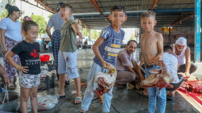 Bu yapılan sizce doğru mu? Büyükler kurban kesti, çocuklar izledi