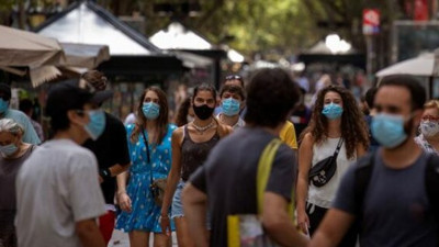 İngiltere'de vakalar artınca kısıtlamalar ertelendi