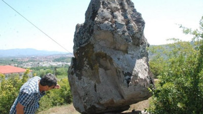 Sallanıyor ama yıkılmıyor: Bu bir işaret mi? Altında ne var?