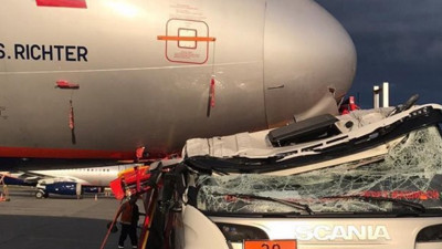 Kamyonun arkasına “Tek rakibim havayolları” yazanların dikkatine! Uçakla çarpışan kamyon hurda oldu