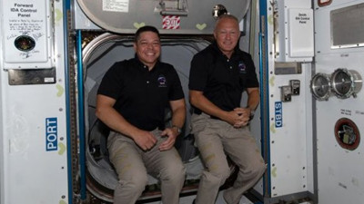 ABD'li astronotlar Space X aracıyla dünyaya döndü