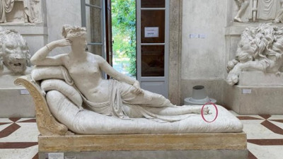 İtalyan polisi peşine düştü! Heykelin üzerine oturdu müzenin kaderiyle oynadı