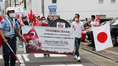 FETÖ'ye ait okulun önünde terör örgütü protestosu