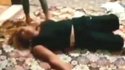 Çocuklarının gözü önünde görme engelli eşini öldüresiye dövdü!