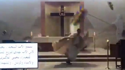 Kilisede ayin yapan papazın korkunç patlamadan kaçış anı saniye saniye görüntülendi
