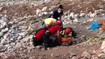 Paraşütle atladı dağa çakıldı