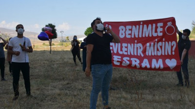 Korona virüs tedavisi gören sevgilisine hastane önünde evlilik teklif etti