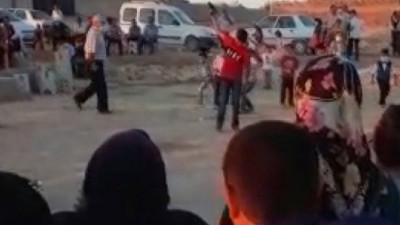 Çocukların eline silah verip ateş ettirdiler