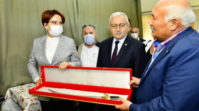 Meral Akşener'e Zülfikar hediye edildi