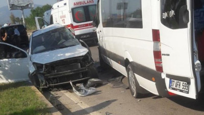 Muğla'da turistleri taşıyan minibüs çarpıştı! 1 ölü 10 yaralı