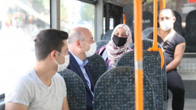 Süleyman Soylu halk otobüsüne bindi, vatandaşları virüse karşı uyardı