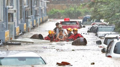 Sağnak yağmur tekleri batırdı: 1 ölü 5 kayıp