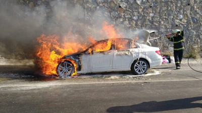 Seyir halindeki lüks araç alev aldı! Muğla'da panik dolu saatler yaşandı